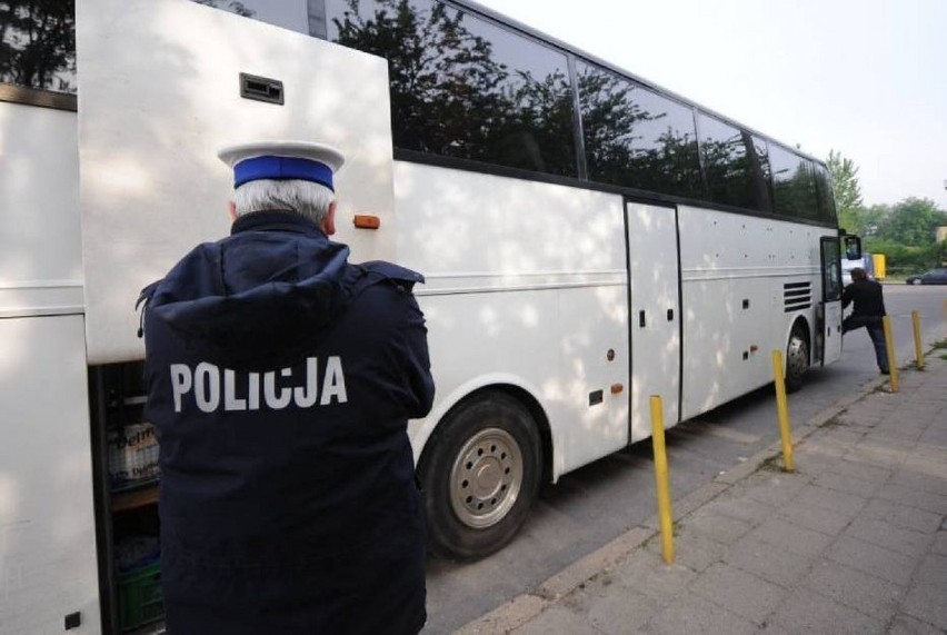 Powiat górowski. Policjanci kontrolują autobusy i busy. Sprawdzają liczbę pasażerów oraz przestrzeganie obowiązku noszenia maseczek