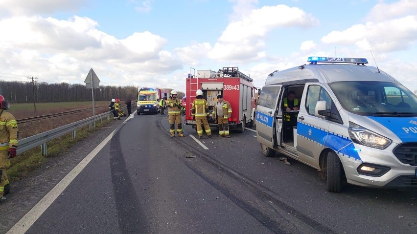 Wypadek na krajowej 12 pod Garzynem. 19 - letni kierowca był zakleszczony w pojeździe. Przyleciał śmigłowiec ZDJĘCIA