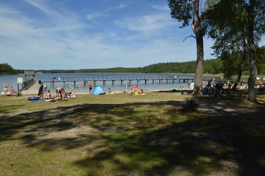 Ratownika w Koczale nie ma, więc kąpiel na własne ryzyko. Nad jeziorem Dymno nie ma plaży strzeżonej