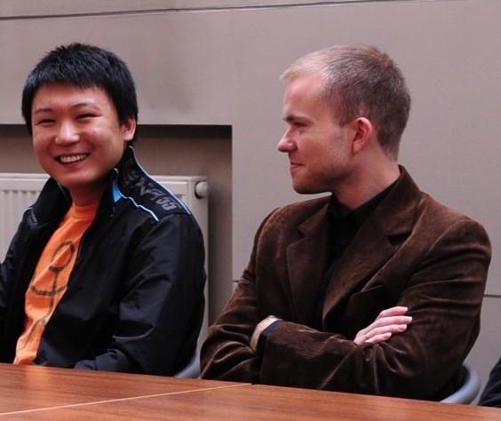 Xingye Li, laureat I nagrody, oraz Tomasz Kandulski, laureat II nagrody, podczas konferencji podsumowującej festiwal.