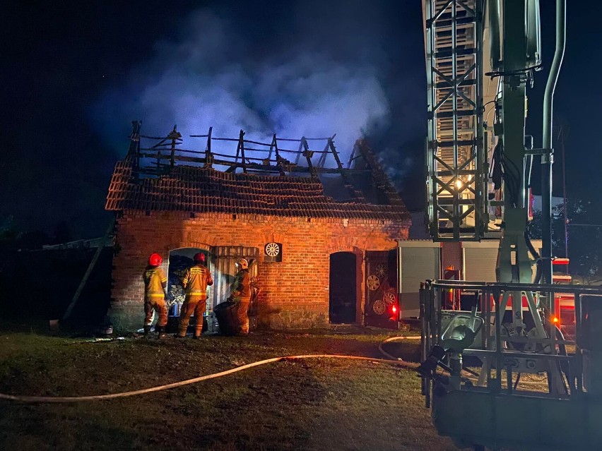 Pożar budynku gospodarczego we Wiadunkach. W stodołę uderzył piorun