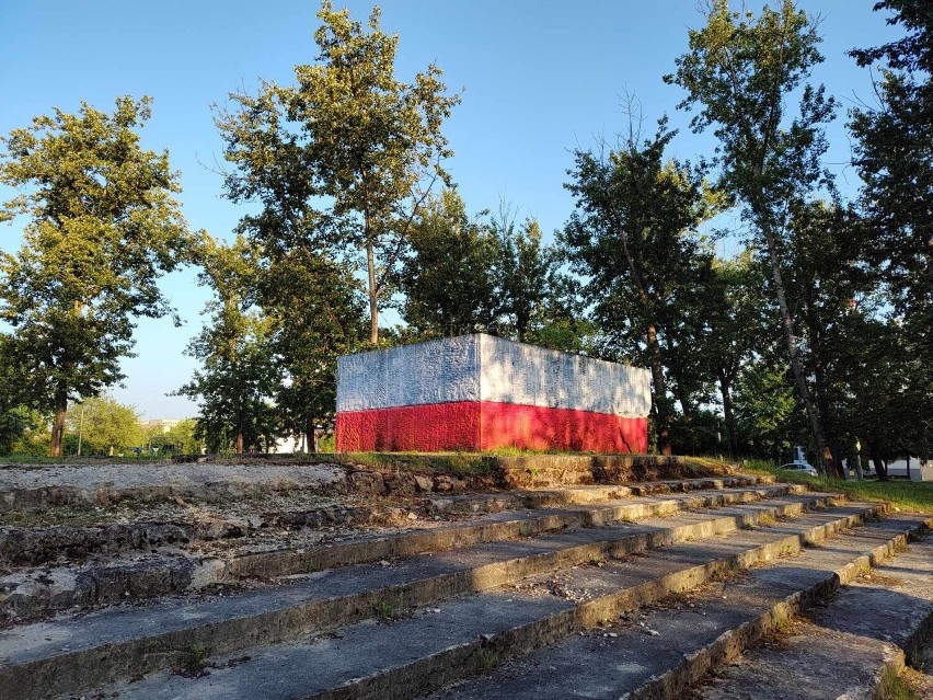 Kraków. Cokół po Koniewie zmienił barwy. Kiedy porządki po sowieckim marszałku?