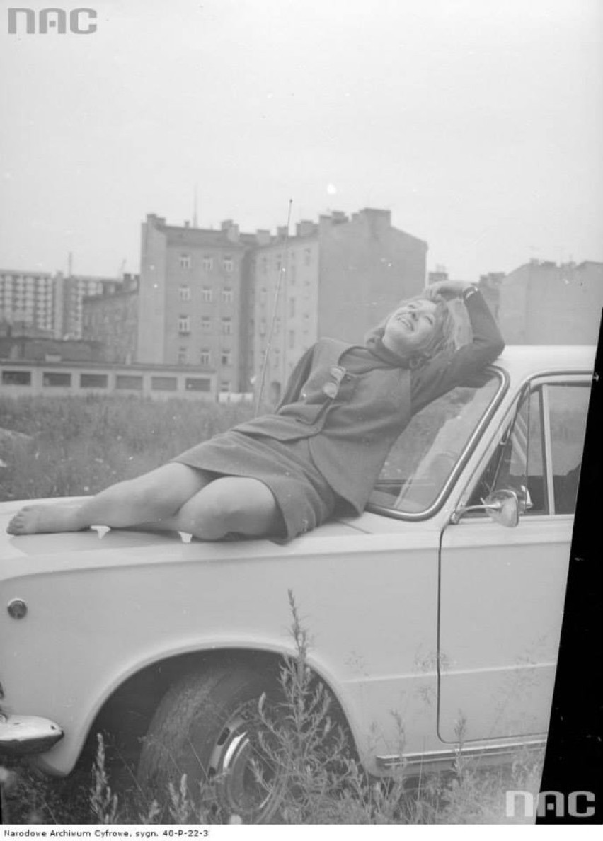 Grażyna Rutowska na masce samochodu Fiat 125p, 1971.