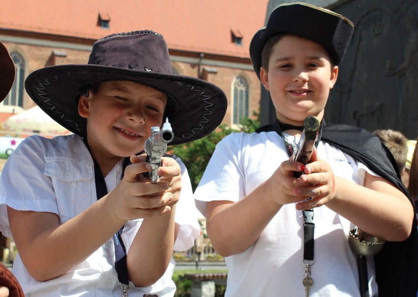 Parada bajkowa rozpoczęła 3. Targi Książki dla Dzieci i ...