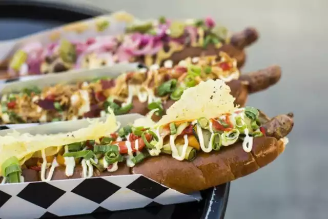 Ciekawą wersję wegetariańskiego hot doga ma w swoim menu VegeMałpa. Roślinna kiełbaska własnego wyrobu zrobiona jest z pasty miso, kaszy jaglanej, tapioki i ryżu. Hot dog serwowany jest z ogórkiem konserwowym, prażoną cebulką, wegańskim majonezem i musztardą.

VegeMałpa
Racławicka 7