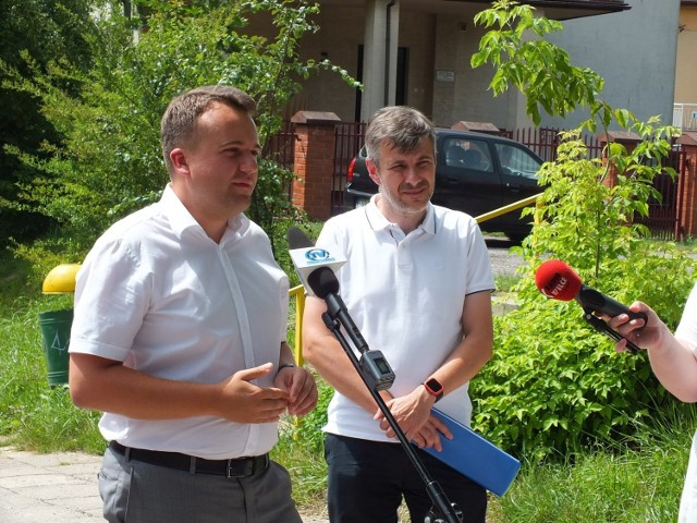 Marek Materek- prezydent Starachowic i Marcin Bednarczyk- architekt miasta na konferencji prasowej przy ulicy Kilińskiego