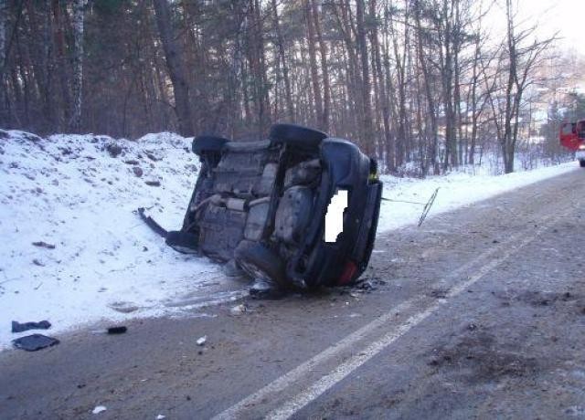 Po dojeździe na miejsce zdarzenia stwierdzono, że samochód osobowy marki Opel Tigra leży na dachu tarasując jeden pas jezdni. Pojazdem podróżowały dwie osoby, które zostały zabrane przez Zespół Ratownictwa Medycznego do Szpitala.