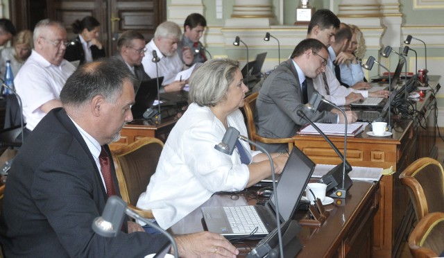 Jolanta Banach, jedyna radna lewicy jest oburzona tym, że została pominięta w konsultacjach  jakie na temat granic nowych okręgów wyborczych prowadził prezydent miasta.