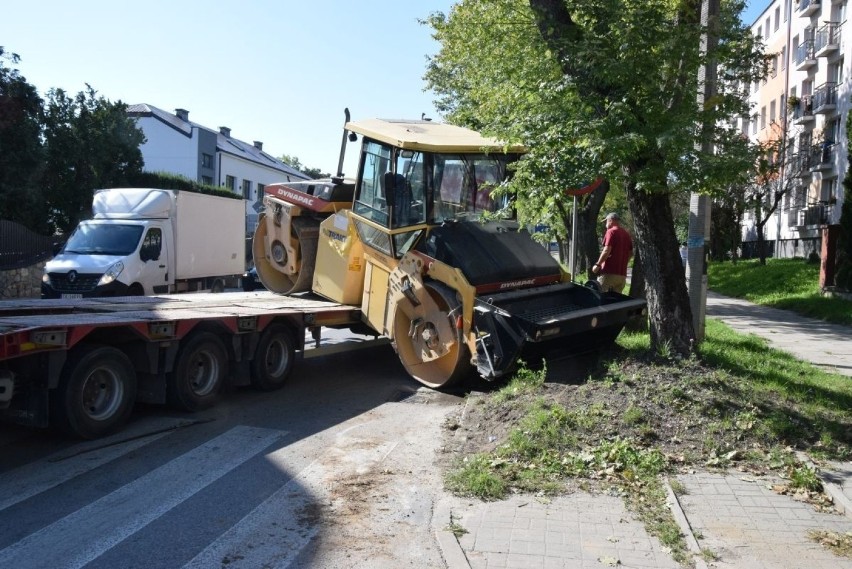 Walec drogowy zsunął się z naczepy ciężarówki na osiedlu KSM w Kielcach. Utrudnienia na drodze [ZDJĘCIA]