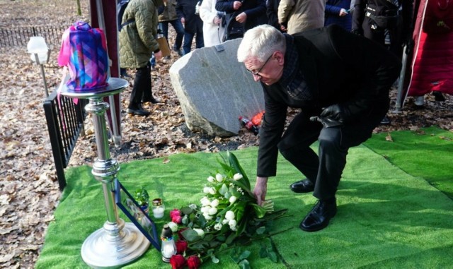 Uroczystość rozpoczęła się w domu pogrzebowym na cmentarzu miłostowskim, a następnie żałobnicy przeszli do znajdującego się na terenie nekropolii Lasu Pamięci. Przejdź do kolejnego zdjęcia --->