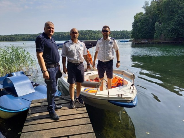 Policjanci z KPP w Golubiu-Dobrzyniu wspólnie z ochotnikami Brodnickiej Drużyny Toruńskiego WOPR patrolowali jezioro Okonin w powiecie golubsko-dobrzyńskim łodzią motorową. Sprawdzano m.in. trzeźwość osób korzystających ze sprzętu wodnego