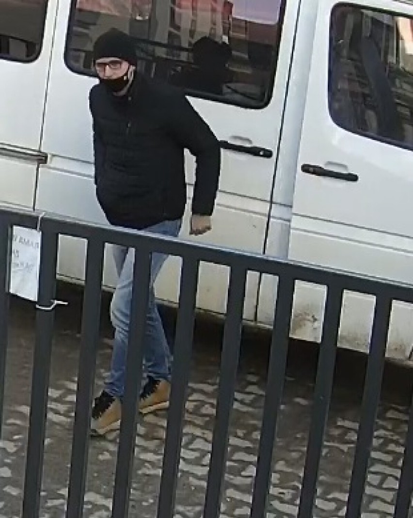 Policja szuka tego mężczyzny. Miał pojawić się w Lesznie i Kościanie. Ma na koncie tak zwaną ,,kradzież tożsamości''