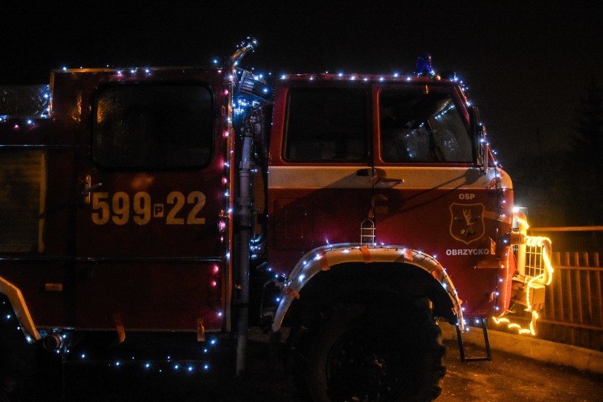 Obrzycko. Druhowie z OSP po raz kolejny ozdobili na święta... wóz strażacki! [ZDJĘCIA]