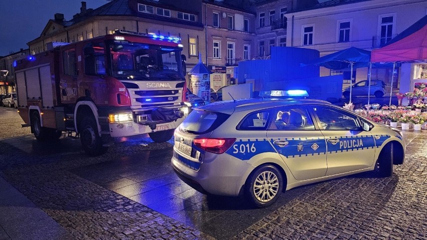 Wozy strażackie, karetka i radiowóz policyjny na ulicy Warszawskiej przy Rynku w Kielcach. Co się stało? Zobacz zdjęcia