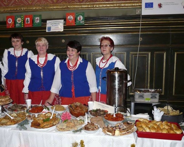 Gospodynie z Pławina od lat wcześniej przygotowują świąteczne potrawy i serwują je podczas wigilijnych spotkań. Kilka lat temu gościły w Urzędzie Marszałkowskim.