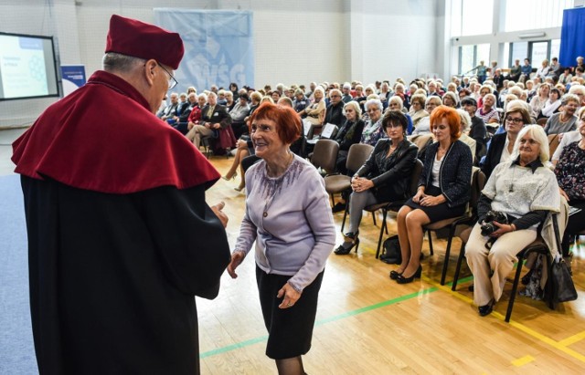 W piątek, 5 października, seniorzy wzięli udział w uroczystej 12. inauguracji roku akademickiego 2018/2019. Słuchacze Uniwersytetu Trzeciego Wieku Wyższej Szkoły Gospodarki rozpoczęli kolejny rok akademicki. 

W inauguracji wzięło udział około trzystu osób. Nowi słuchacze otrzymali indeksy, które uroczyście wręczył im dziekan RSUTW WSG profesor Wyższej Szkoły Gospodarki dr inż. Cezary Kościelak. Po złożeniu ślubowania oraz odśpiewaniu studenckiego hymnu „Gaudeamus Igitur” uczestnicy uroczystości wysłuchali części artystycznej - występu muzycznego w  wykonaniu duetu gitarowego Prus&Tomczuk. 

Wideo: Jak działają oszuści na rynku wynajmu mieszkań?


