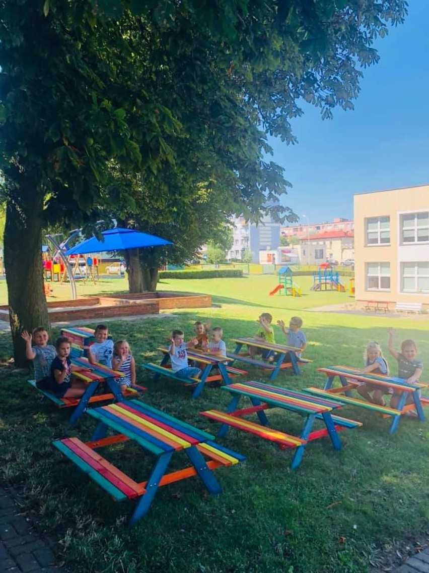 Kolorowe ławki czekają na przedszkolaków na świeżym powietrzu