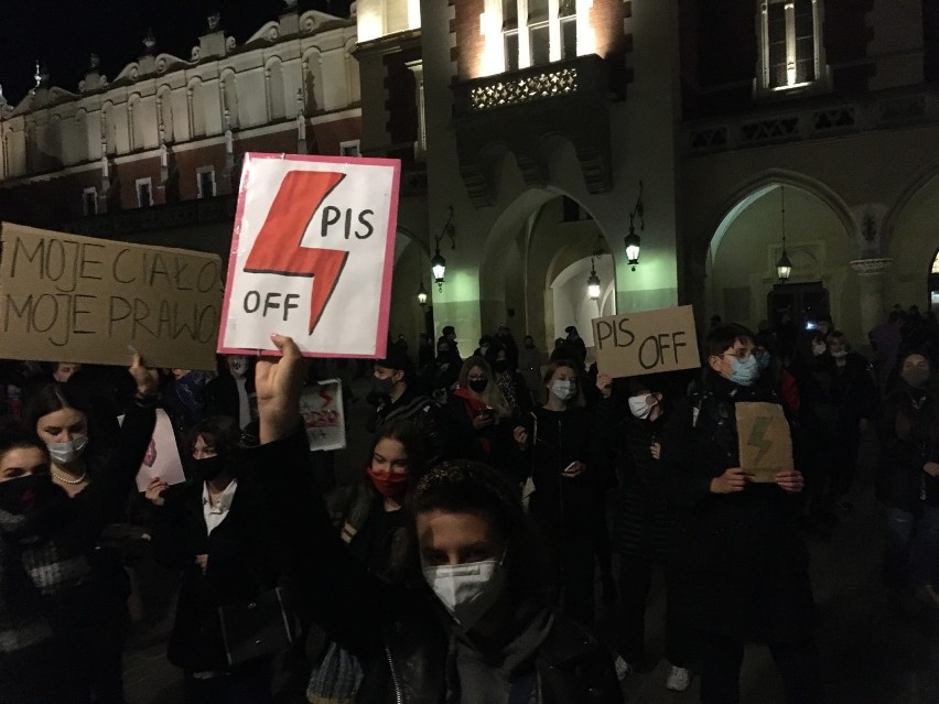 Kraków. Protestujący kolejny dzień wychodzą na ulice z ostrymi hasłami [ZDJĘCIA]