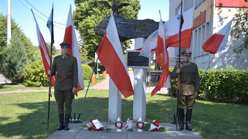 Święto Wojska Polskiego w Kolnie. Samorządowcy i mieszkańcy złożyli symboliczne wieńce i zapalili znicze pamięci