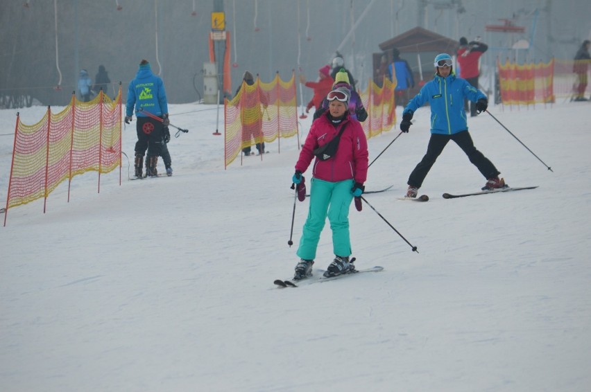 Na Górze Kamieńsk rządzą narciarze i snowboardziści [FOTO]