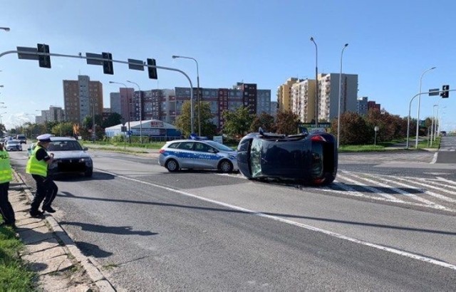 W sobotę przed godz. 10.00 na skrzyżowaniu ulic Pużaka i Sosnkowskiego doszło do wypadku. Zderzyły się dwa auta: ford i toyota, w wyniku czego ford przewr&oacute;cił się na bok i zablokował skrzyżowanie. W zderzeniu aut nikt nie został ranny, policja ustala dokładny przebieg zdarzenia. Trasa jest już przejezdna.