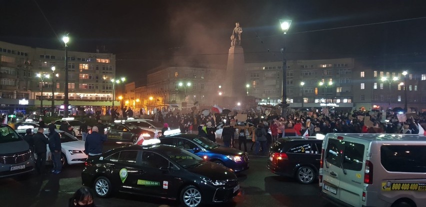 Strajk Kobiet w Łodzi. Tłum protestował na Piotrkowskiej. Taksówkarze wsparli kobiety. WIDEO, ZDJĘCIA