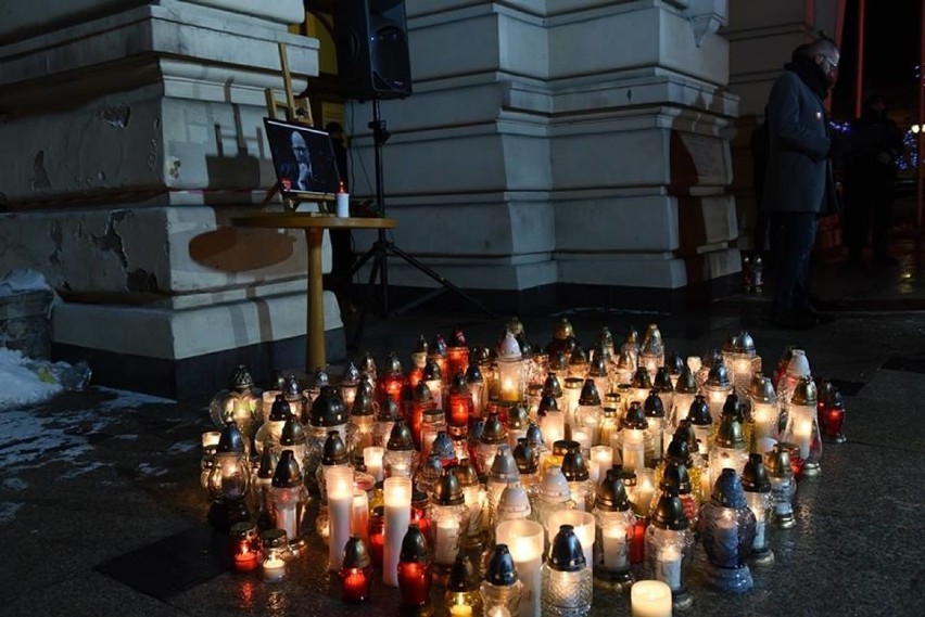 Sądeccy politycy i samorządowcy reagują na śmierć Pawła Adamowicza. Co napisali na Facebooku?