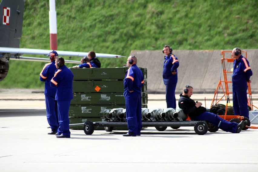 Mirosławiec. Ćwiczenia Kondor-12. MiGi i Su-22 ćwiczyły na lotnisku w Mirosławcu [ZDJĘCIA i WIDEO]