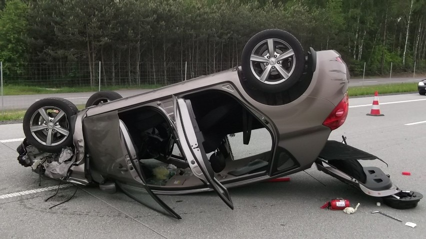 Wypadek na S8 w Zagórzu. Kia cedd na dachu