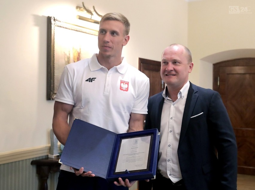 Wicemistrz świata Piotr Lisek z medalem u prezydenta Szczecina [zdjęcia, wideo]