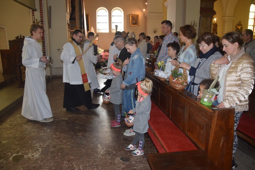 Święcenia pokarmów w kościele parafialnym w Czempiniu