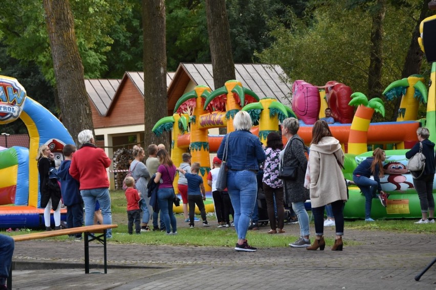 Zakończenie Lata w Gościcinie. Występy artystyczne i festiwal kolorów przy Dworku Drzewiarza| ZDJĘCIA