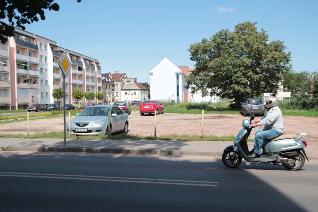 Pomiędzy ulicą Stodólną i Łęgską stanie budynek mieszkalny. Na razie jest tu dziki parking.