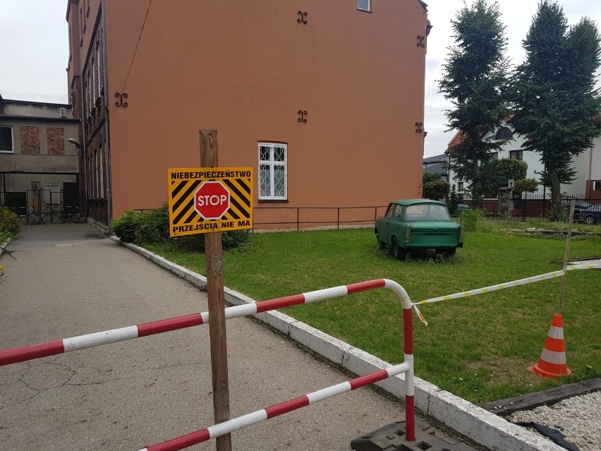 W związku z „awarią” ściany przy ZS nr 1 w Olkuszu  uczniowie aby przejść na zajęcia zawodowe muszą wyjść poza teren szkoły