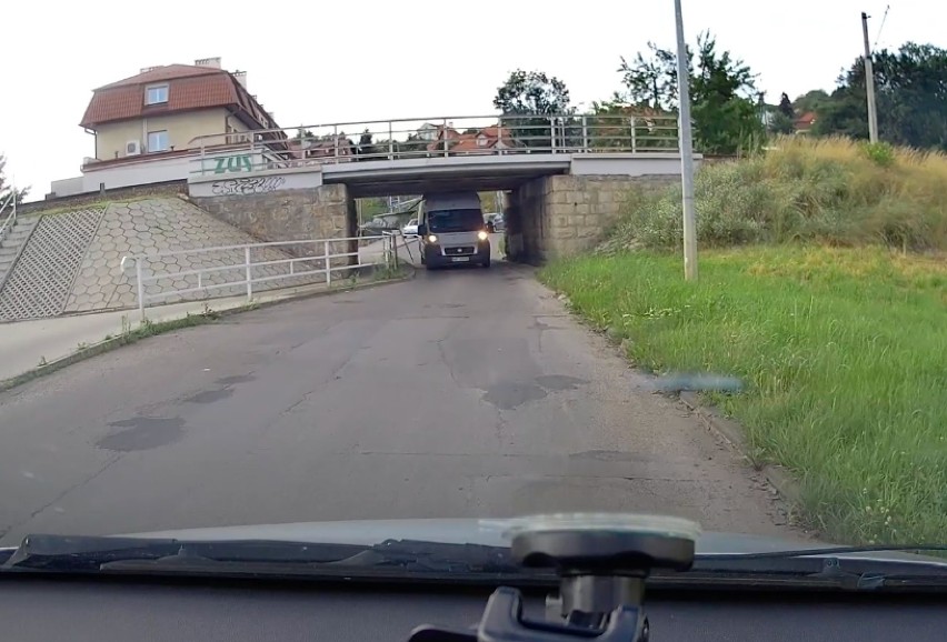 W Przemyślu kierowca busa uderzył w wiadukt [ZDJĘCIA I WIDEO INTERNAUTY]