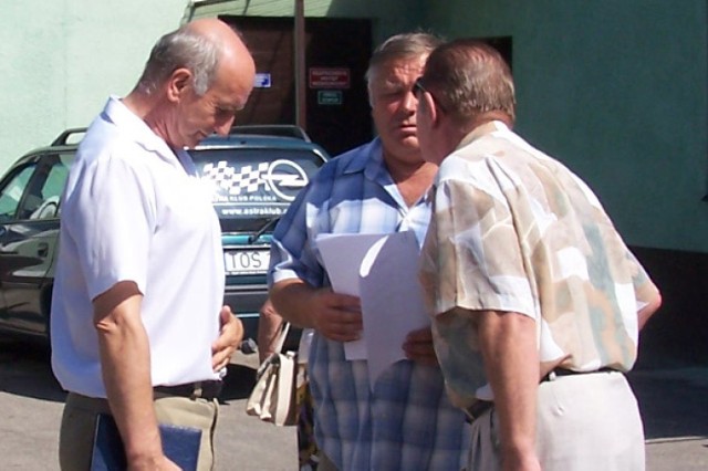 Prezes SM „Hutnik” Andrzej Zieliński (pierwszy z lewej) spotkał się z zainteresowanymi mieszkańcami.