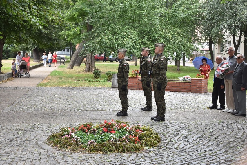 Malbork. 77 rocznica wybuchu Powstania Warszawskiego. Uroczystość na Skwerze Żołnierzy Wyklętych 