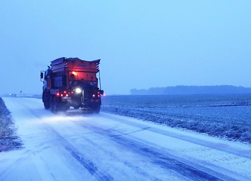 Trudne warunki na drogach w Lesznie i okolicach  w piątek 3 lutego 2023, a w weekend będzie jeszcze gorzej
