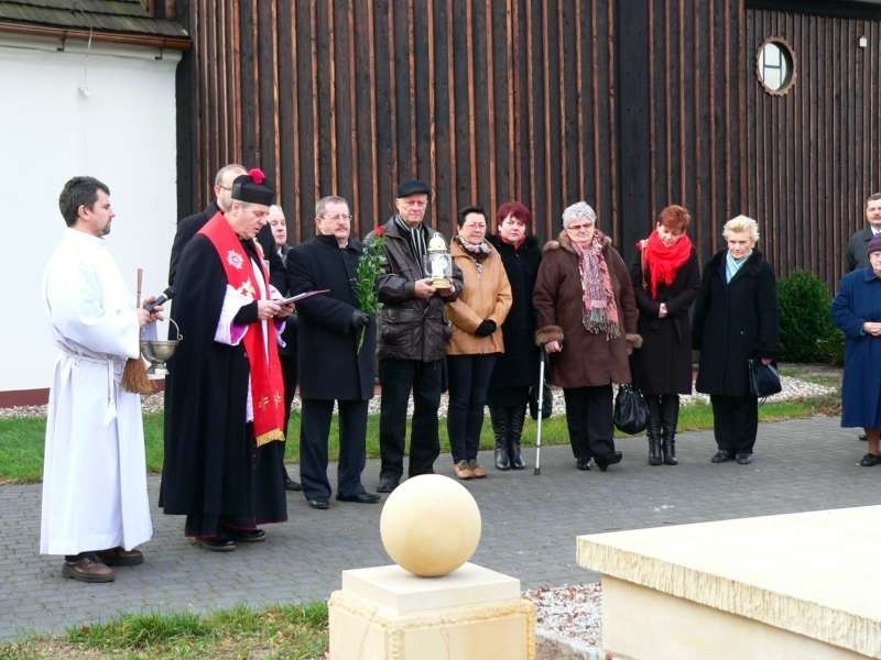 Czermin - ks. Marian Ostach święci nagrobek Artura Szenica