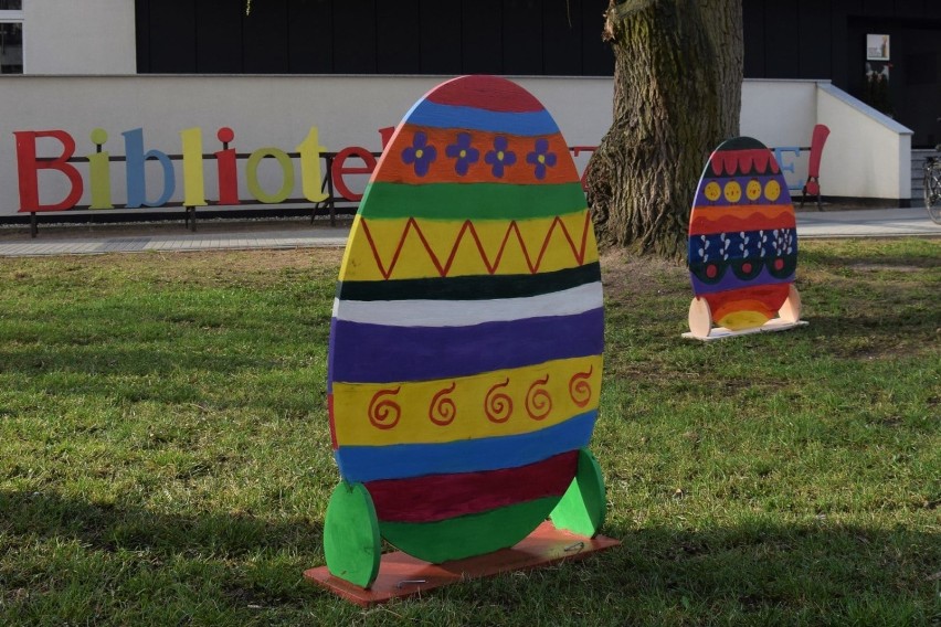 Opalenica. Wielkanoc tuż za rogiem! Przed Centrum Kultury i Biblioteką stanęły jajka pomalowane ręcznie przez dzieci