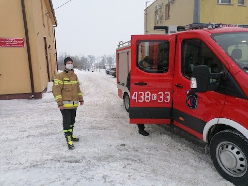 Strażacy z jednostek OSP z gminy Radomin pomagają...