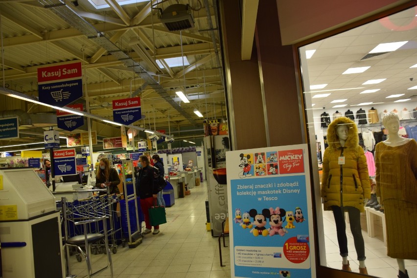 Tesco w centrum handlowym Atrium Świętochłowice jest otwarte. Można tu zrobić zakupy