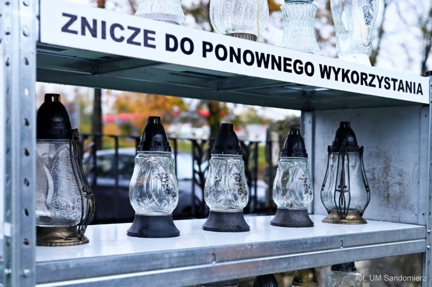 Regał na znicze stanął ponownie na Cmentarzu Komunalnym w Sandomierzu. To ważna akcja w dobie wysokich cen. Zobacz zdjęcia 