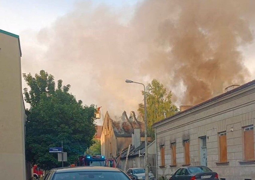 Pożar w centrum Radomia. Przy ulicy Reja strażacy gasili dwie kamienice. Były utrudnienia w ruchu. Zobacz zdjęcia