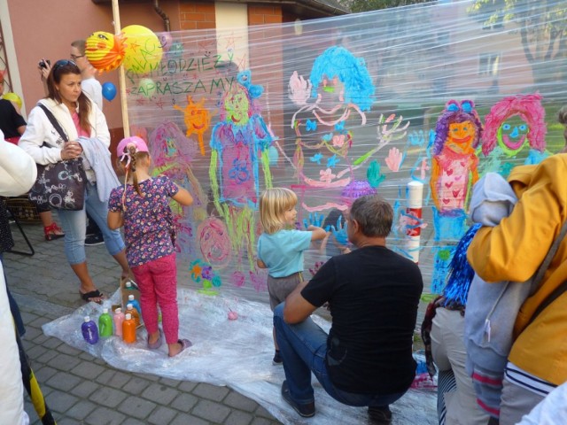 W piątek już po raz trzeci Pałac Młodzieży w Koszalinie zorganizował imprezę Ulica Barw. Na uczestników zabawy przygotowano wiele atrakcji, w których mogły brać udział całe rodziny.

