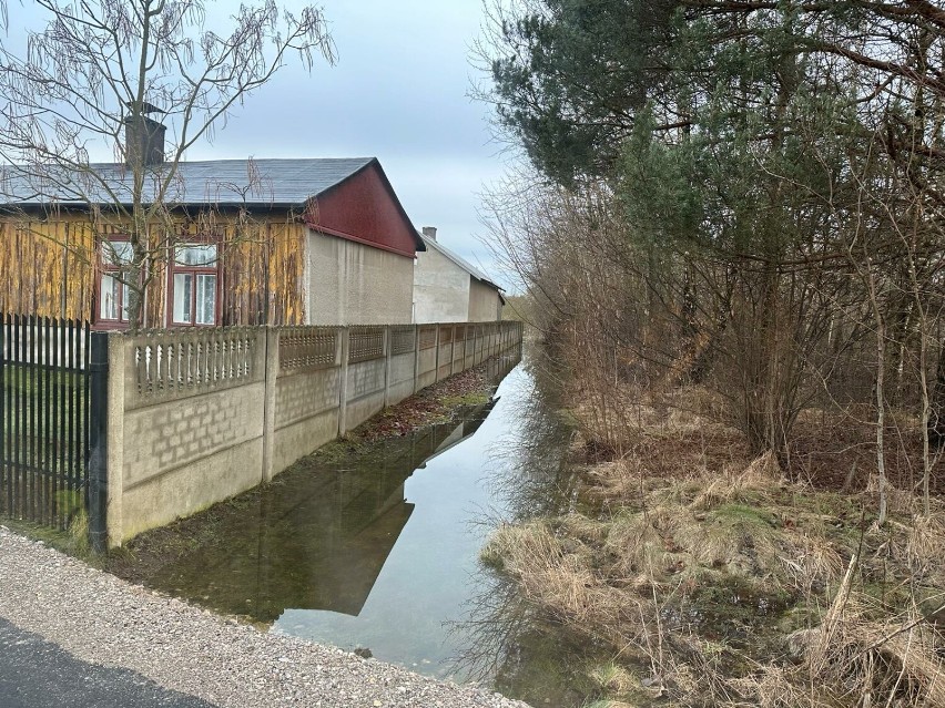 Alarm przeciwpowodziowy w gminie Radomsko. Strażacy: Sytuacja się stabilizuje