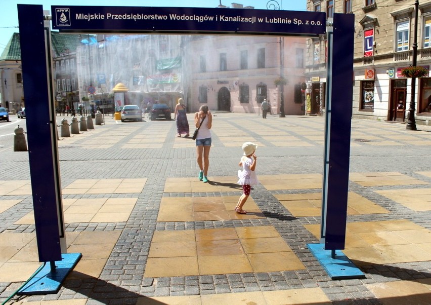 Dwie kurtyny wodne stanęły w centrum Lublina (ZDJĘCIA)