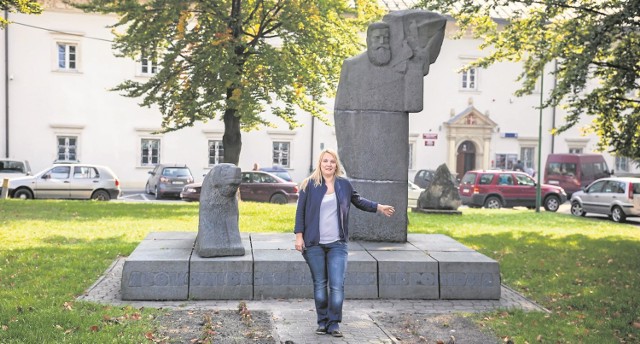 Na mapie dźwiękowej znajdą się między innymi budynek Belwederu (w tle) i pomnik Adolfa Dygasińskiego - pokazuje Agnieszka Kucybała.
