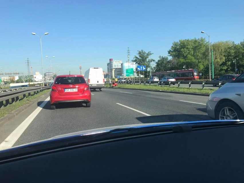 Wypadek na DTŚ w Katowicach. Zderzenie motocyklisty z ciężarówką [ZDJĘCIA]