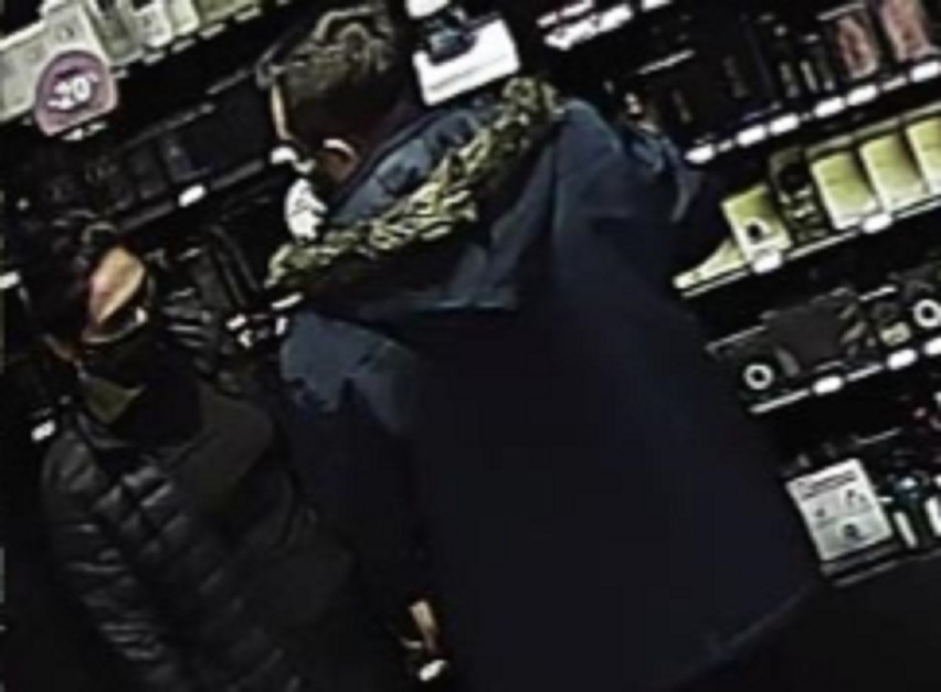 Włocławek. Kradzież perfum w sklepie przy ulicy Kilińskiego. Policja szuka tych osób [zdjęcia]